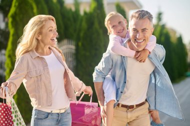 Anne satın alıyor ve baba kızını geri tutuyor.