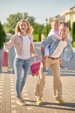 Kızını elinde tutan adam ve satın alan kadın.