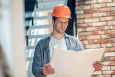 İnşaat planında çalışan bir adam