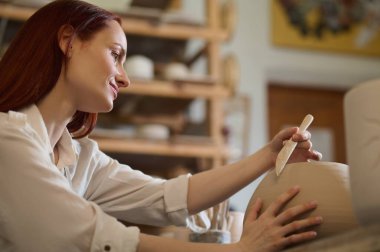 Otu boyarken olaya karışan güzel bir kadın.