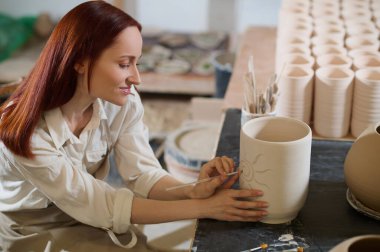 Otu boyarken olaya karışan güzel bir kadın.