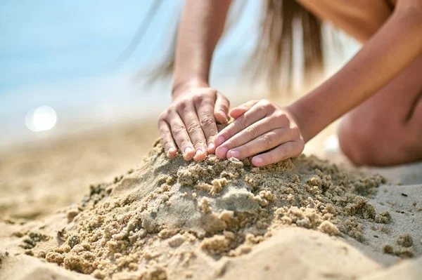 Närbild av händer att göra slott av sand — Stockfoto