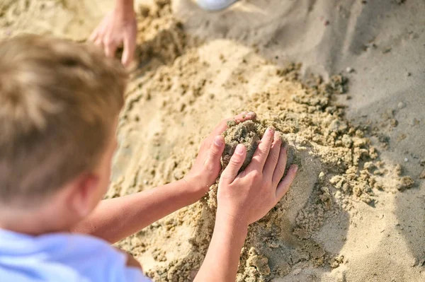 Primer plano de las manos haciendo castillos de arena — Foto de Stock