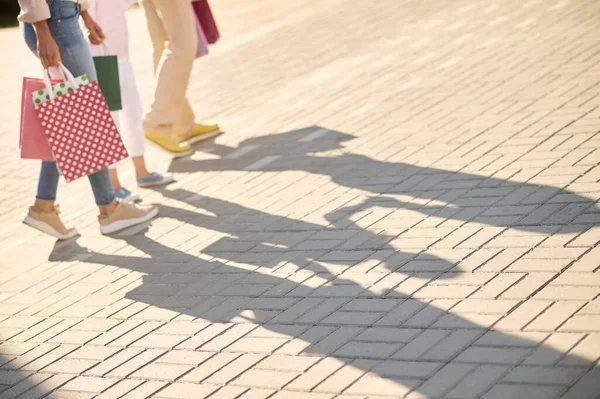 Kaldırım kenarındaki gölgeden kadına ve çocuğa