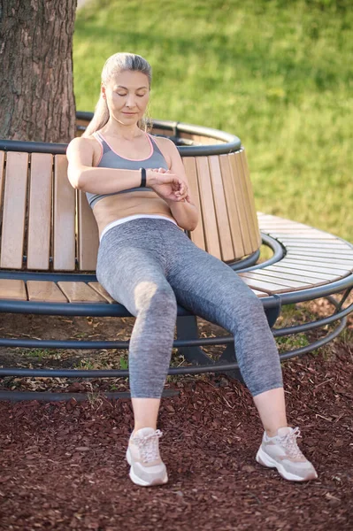 Žena středního věku ve sportovním oblečení odpočívající po tréninku — Stock fotografie