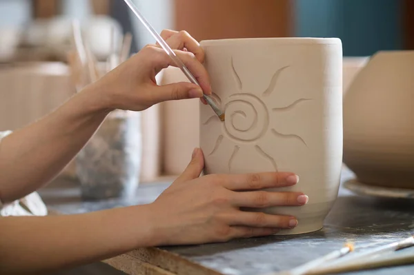 Close up of hands with a brush painting on a cup — Stock Photo, Image