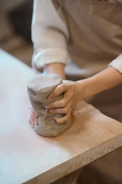 Primer plano de las manos femeninas moldeando la forma de una olla — Foto de Stock