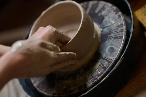 在陶器轮上做碗的人的双手合拢 — 图库照片