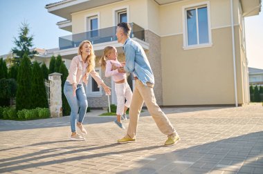 Annem ve babam sokakta kızımla oynuyorlar.