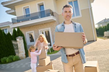 Kutu gibi karısı ve kızı olan bir adam.