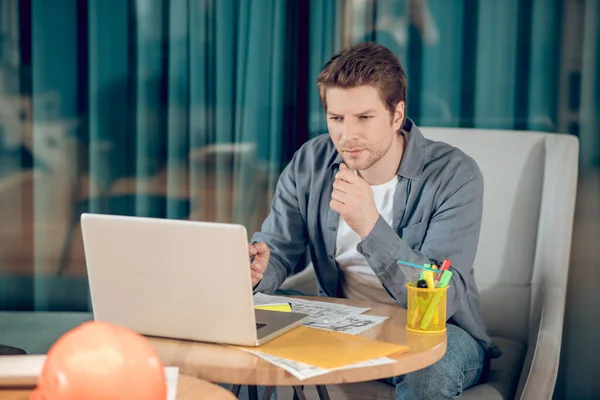 Hombre concentrado atento en frente de la computadora portátil — Foto de Stock