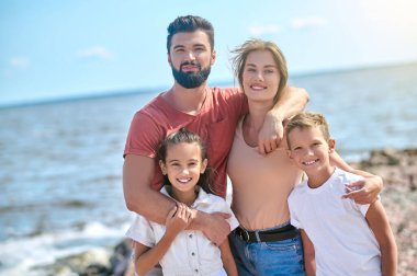 Tüm aileyle sahilde mutlu bir hafta sonu.