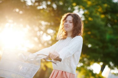 Parktaki sevimli genç kız rüya gibi görünüyor.