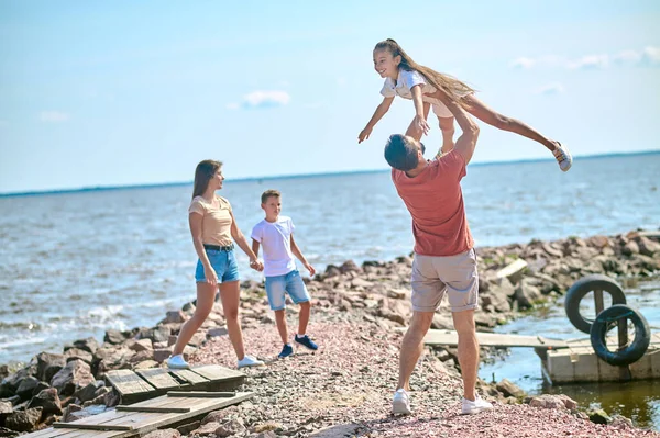 Une famille passant du temps sur une plage et se sentant génial — Photo