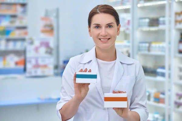 Lékárnice s léky v rukou — Stock fotografie
