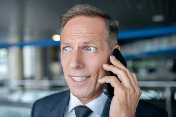 Biznes atrakcyjny mężczyzna mówi na smartfonie — Zdjęcie stockowe