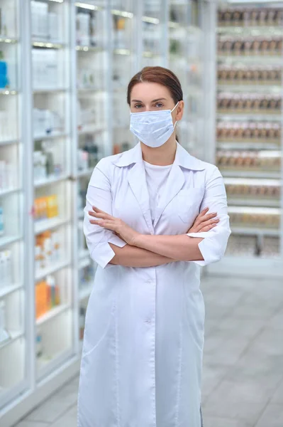 Csinos nő védő maszkban a gyógyszertárban — Stock Fotó