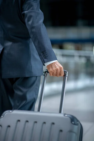 Mannelijke handbagage op de luchthaven — Stockfoto