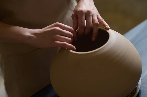 鍋の形を作る陶芸家の手の写真 — ストック写真