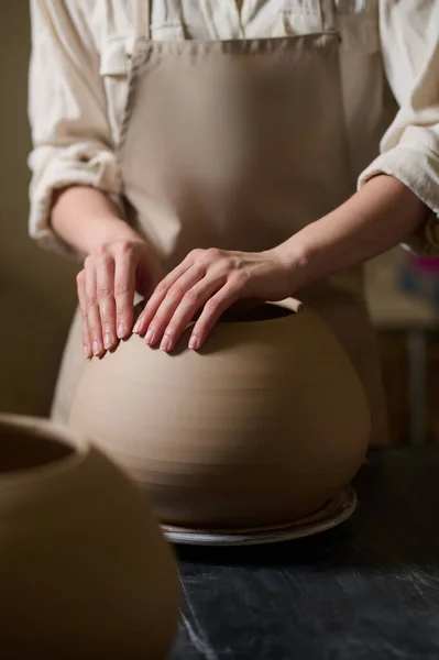 Hands of a potter with a newly made pot — Stock Photo, Image