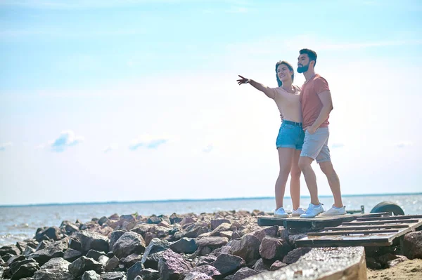 Счастливая пара проводит время на берегу моря — стоковое фото