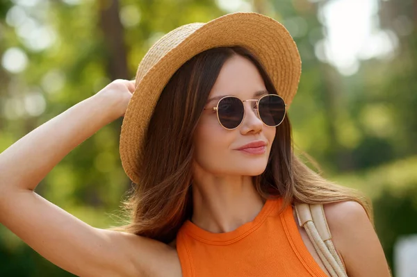 Una foto de una joven con sombrero de paja y gafas de sol — Foto de Stock