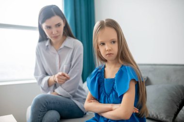 Anne ve kızı arasında bir anlaşmazlık var ve stresli görünüyorlar.
