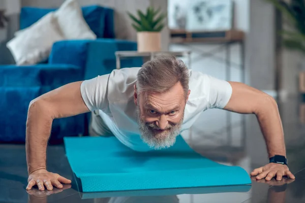 Een volwassen man met een worout en push-ups — Stockfoto