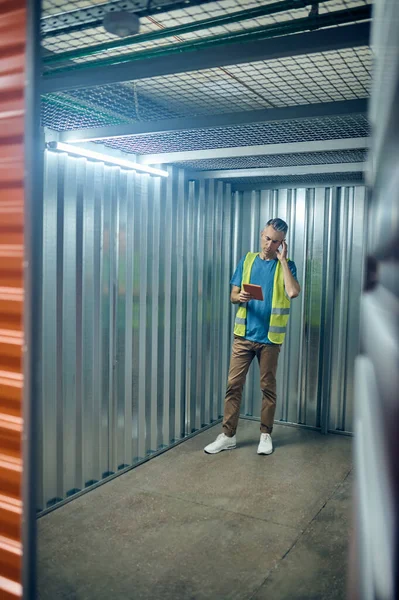 Homem com tablet servindo garagem armazém — Fotografia de Stock