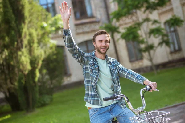 Ein Bild von einem jungen Mann im aufgesetzten Hemd auf einem Fahrrad — Stockfoto