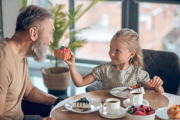 Papá y su hija desayunando juntos en casa — Foto de Stock