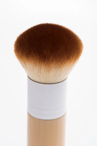 Профессиональная деревянная щетка для макияжа на белом фоне — стоковое фото