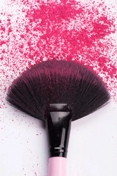 Gros plan du pinceau de maquillage professionnel avec les yeux roses écrasés — Photo