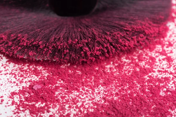 Μεγέθυνση του επαγγελματικού μακιγιάζ βούρτσα με συνετρίβη ροζ μάτι s — Φωτογραφία Αρχείου