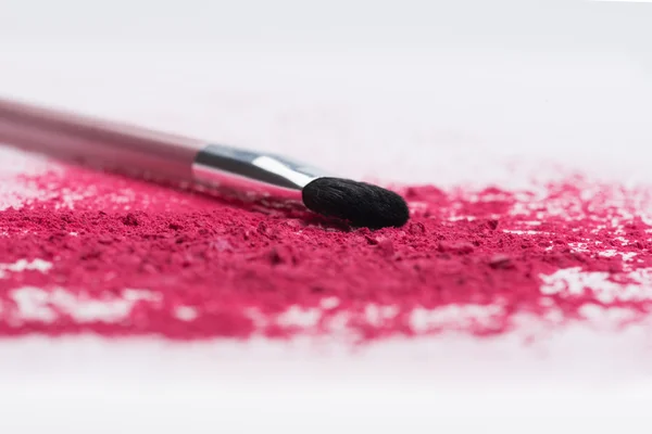 Närbild av professionella make-up pensel med kraschade rosa öga s — Stockfoto