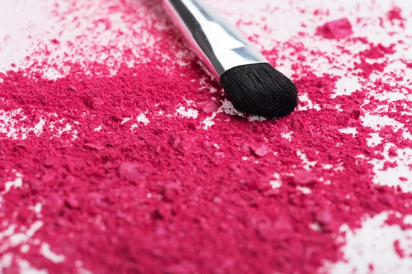 Close-up of  professional  make-up brush with crashed pink eye s — Stock Photo, Image