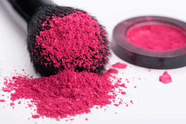 Nahaufnahme von professionellem Make-up Pinsel mit abgestürzten rosa Augen — Stockfoto