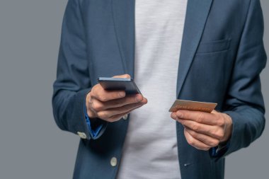 Smartphone ve kredi kartı ile erkek el