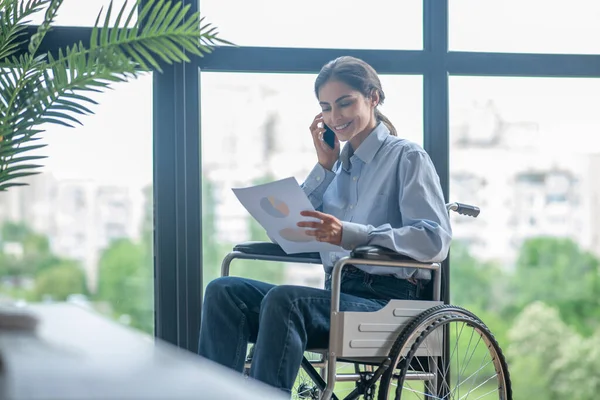A disabled young woman talking on the phone — Stock Photo, Image