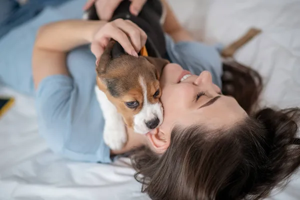 Una giovane donna che tiene il suo cucciolo carino e si sente tranquilla — Foto Stock