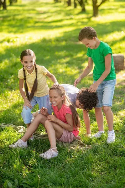 Ευτυχισμένα παιδιά που παίζουν στο γρασίδι στο πάρκο — Φωτογραφία Αρχείου