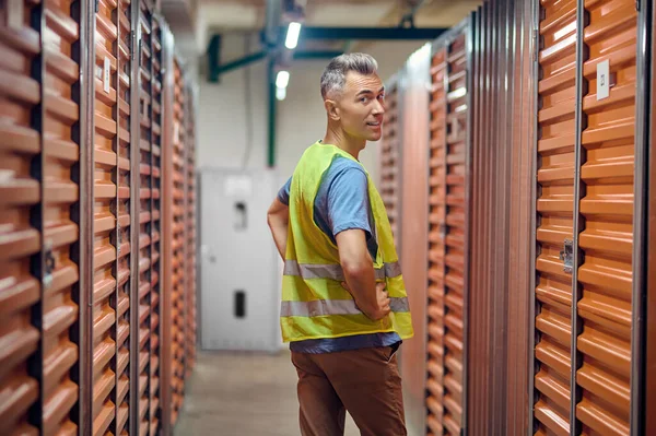 Man met speciaal vest keerde terug. — Stockfoto