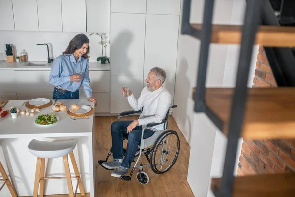 Ένας άντρας σε αναπηρική καρέκλα και η γυναίκα του περνούν το πρωινό τους μαζί. — Φωτογραφία Αρχείου