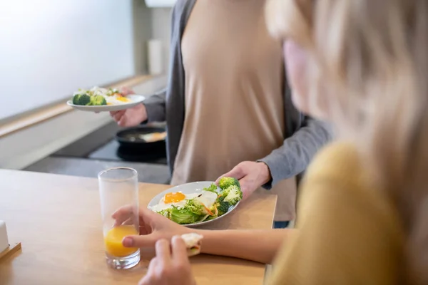 Papa maakt ontbijt voor zijn blonde dochter — Stockfoto