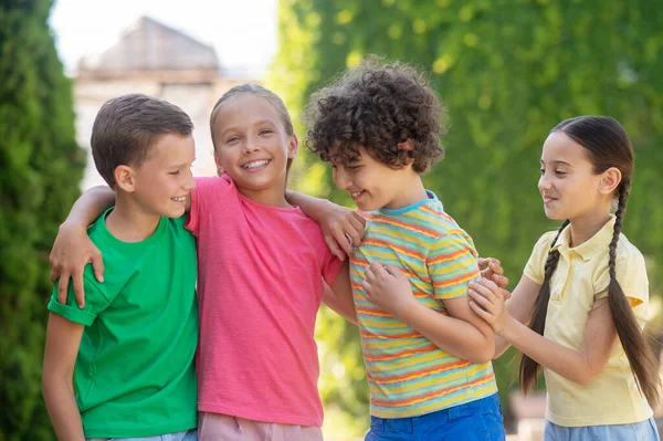 Garçons et filles souriants montrant un goût — Photo