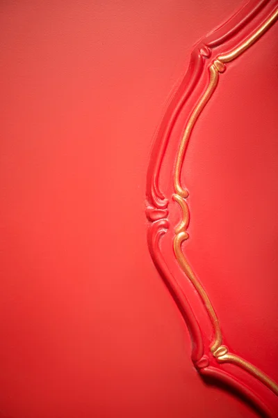 Fragmento de uma parede vermelha com elemento de decoração — Fotografia de Stock