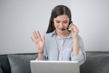 Evden çalışan bir çağrı operatörü ve bir video çağrısı var.