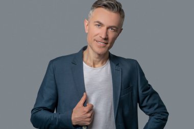 Gri ceketli çekici olgun bir adam.