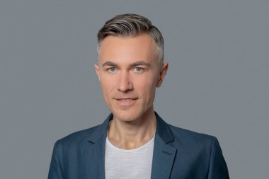 Kameraya bakan başarılı bir olgun adam.