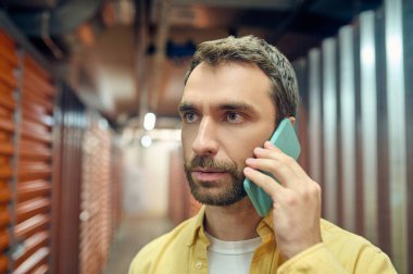 Akıllı telefondan konuşan ciddi özenli adam.